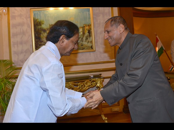 కెసిఆర్‌తో గవర్నర్ కరచాలనం...