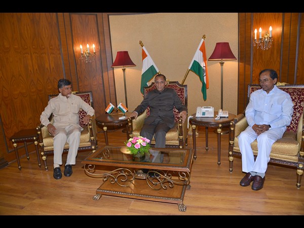 గవర్నర్‌కు ఇరువైపులా..