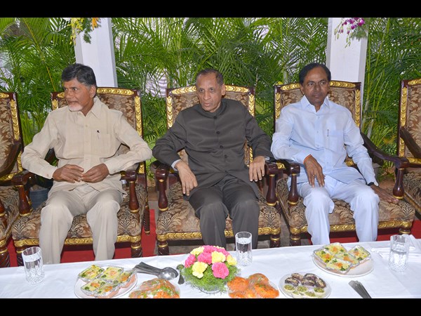 నరసింహన్ మాటలు కలిపారు...