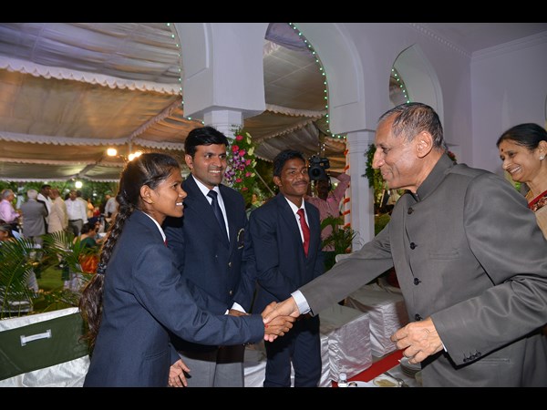 పూర్ణతో గవర్నర్ కరచాలనం..