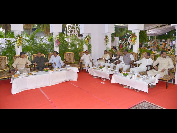 ఇలా మాటలు కలిపారు...