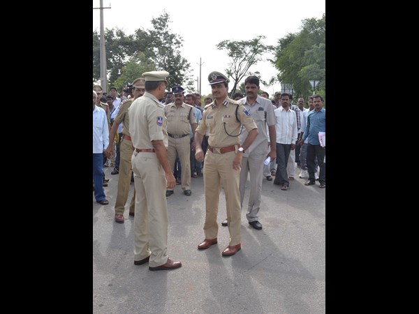 పోలీసులకు సవాల్