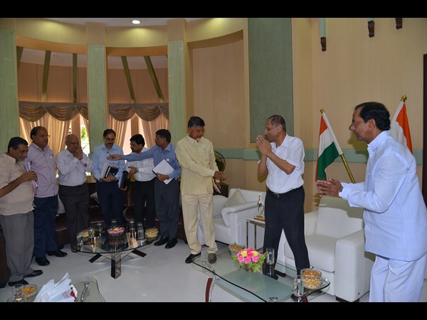 రాజ్ భవన్లో కేసీఆర్, చంద్రబాబు, గవర్నర్
