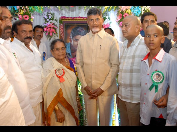 తలసాని సోదరుడి కుటుంబ సభ్యులతో..