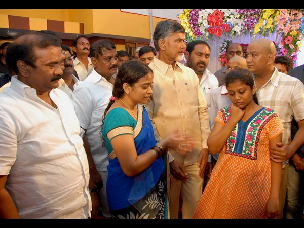 తలసాని సోదరుడి కుటుంబ సభ్యులతో...