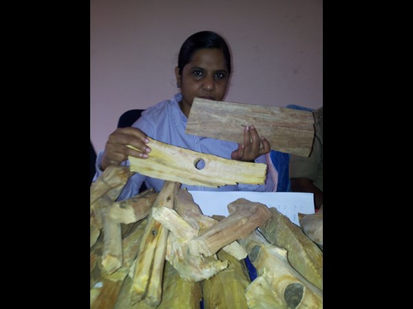 గంధం చెక్కల అక్రమ రవాణా