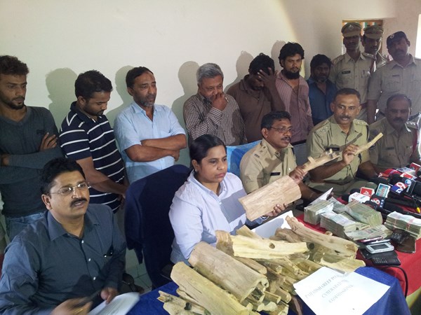 గంధం చెక్కల అక్రమ రవాణా