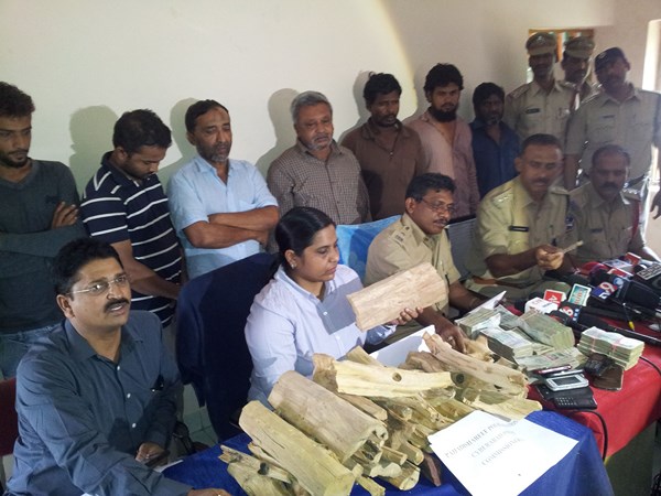 గంధం చెక్కల అక్రమ రవాణా