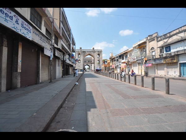 చార్మినార్ ఇలా తొంగి చూస్తూ...