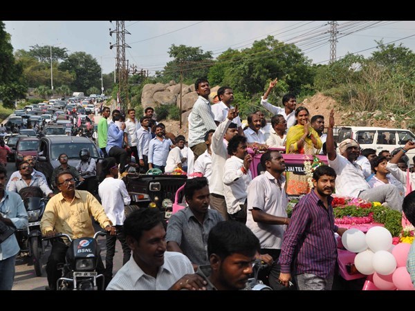 విజయా రెడ్డి ర్యాలీ..