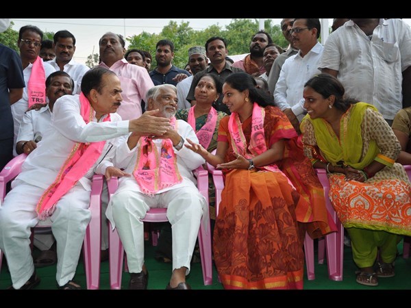 కవిత, కెకెలతో ఇలా...