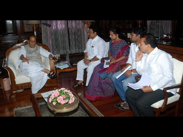 రాజ్‌నాథ్‌తో టిఆర్ఎస్ ఎంపీలు