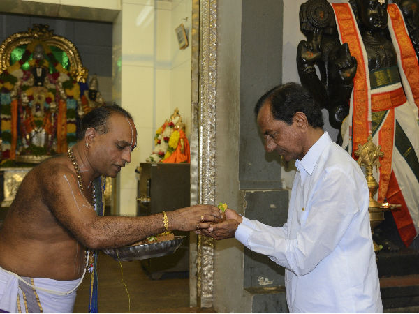 పేరుమాల్ గుళ్లో ప్రసాదం తీసుకుంటున్న కేసీఆర్