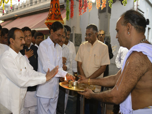 పేరుమాల్ గుడిలో హారతి తీసుకొని బొట్టు పెట్టుకుంటున్న కేసీఆర్, ఈటెల