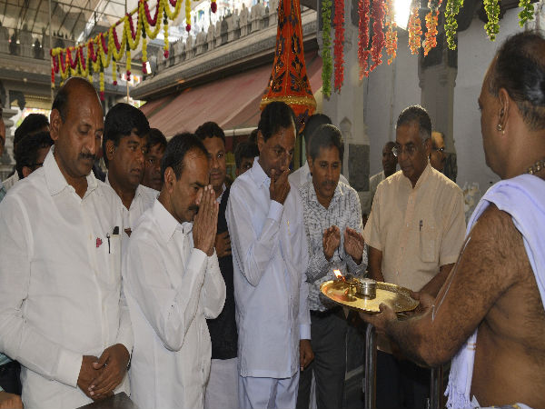 పేరుమాల్ గుడిలో బొట్టు పెట్టుకుంటున్న కేసీఆర్, దండం పెడుతున్న ఈటెల