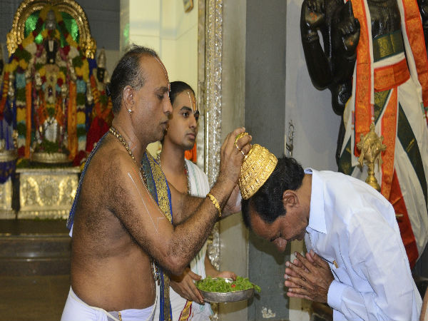 పేరుమాల్ గుడిలో కేసీఆర్‌కు శఠగోపం పెడుతున్న పూజారులు