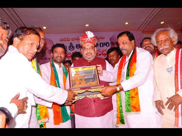 అమిత్ షాకు సన్మానం..