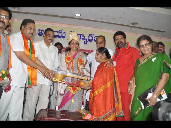 ఆంధ్ర కోడలికి సన్మానం