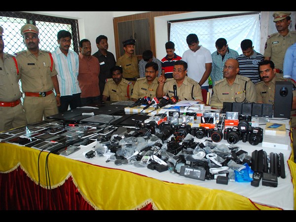 బిగ్ బజార్ చోరీ కేసు నిందితుల పట్టివేత