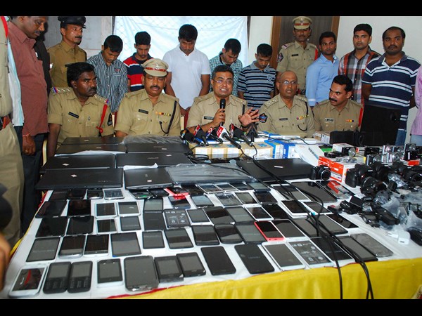 బిగ్ బజార్ చోరీ కేసు నిందితుల పట్టివేత