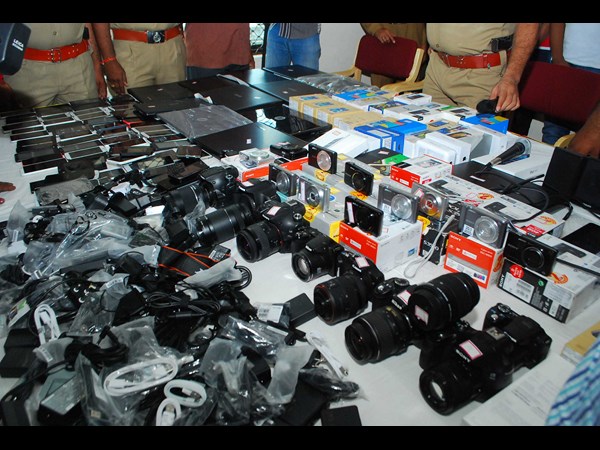 బిగ్ బజార్ చోరీ కేసు నిందితుల పట్టివేత