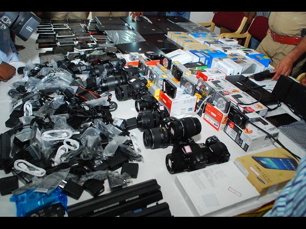 బిగ్ బజార్ చోరీ కేసు నిందితుల పట్టివేత