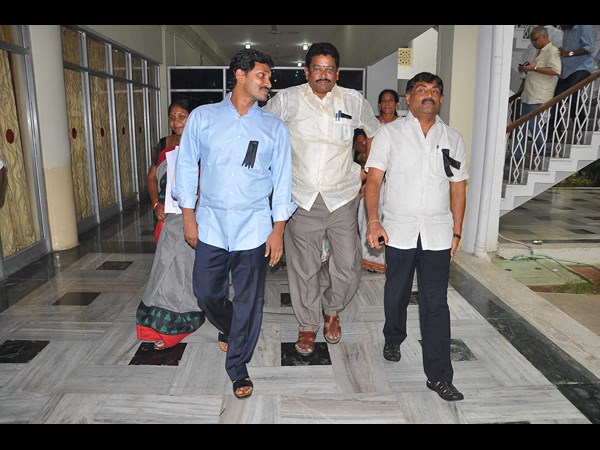 స్పీకర్‌పై అవిశ్వాసం..