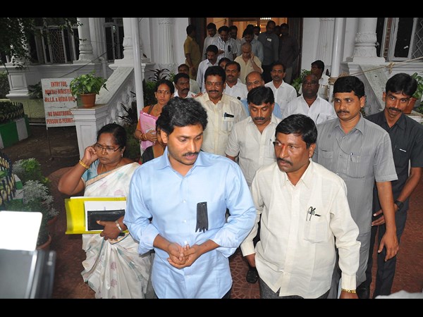 నాకు మైక్ ఇవ్వలేదు...