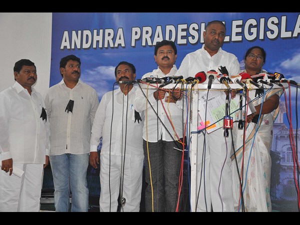 నల్లబ్యాడ్జీలతో వైసిపి ఎమ్యెల్యేలు