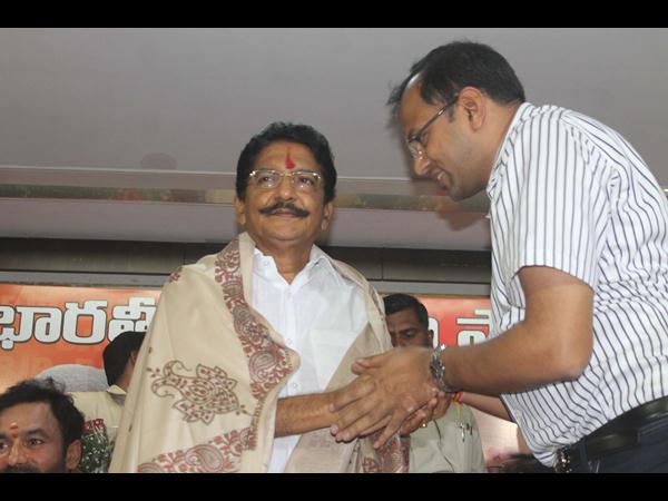పార్టీ రాష్ట కార్యాలయంలో ఘనంగా సత్కారం
