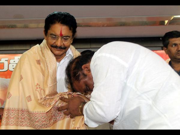 పార్టీ రాష్ట కార్యాలయంలో ఘనంగా సత్కారం