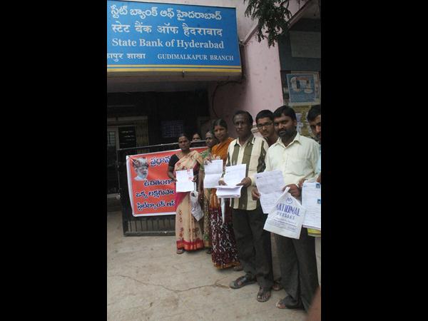  జన ఖాతా కోసం బారులు తీరిన జనం