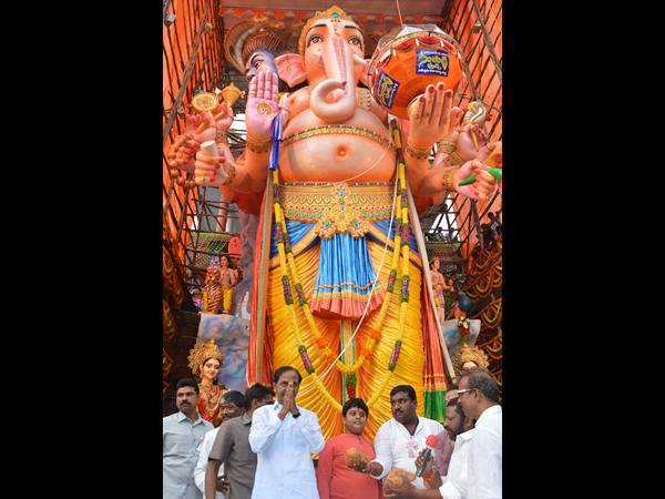 గణపతికి కెసిఆర్ పూజలు