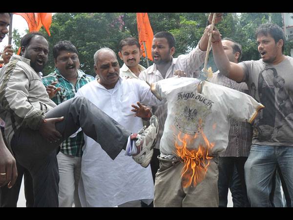  అబిడ్స్‌లో రామ్ గోపాల్ వర్మ దిష్టి బొమ్మ దహనం