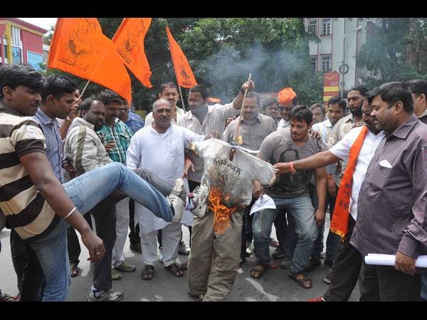 అబిడ్స్‌లో రామ్ గోపాల్ వర్మ దిష్టి బొమ్మ దహనం