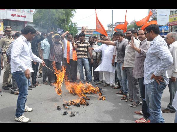 అబిడ్స్‌లో రామ్ గోపాల్ వర్మ దిష్టి బొమ్మ దహనం