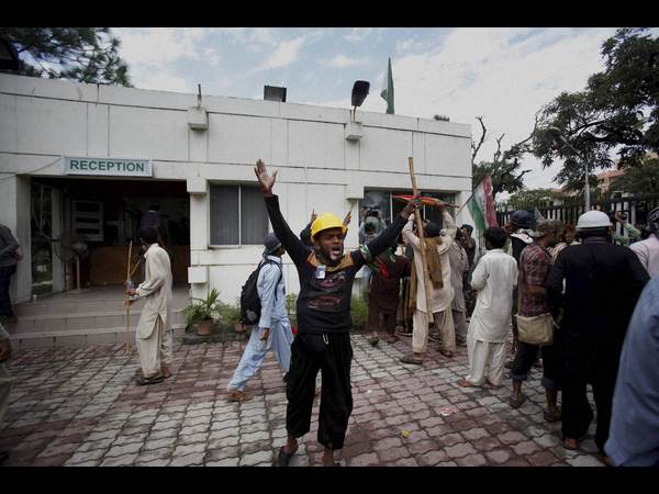 ఆందోళనలతో అట్టడుకుతున్న పాకిస్దాన్