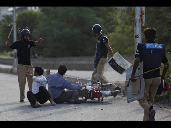 ఆందోళనలతో అట్టడుకుతున్న పాకిస్దాన్