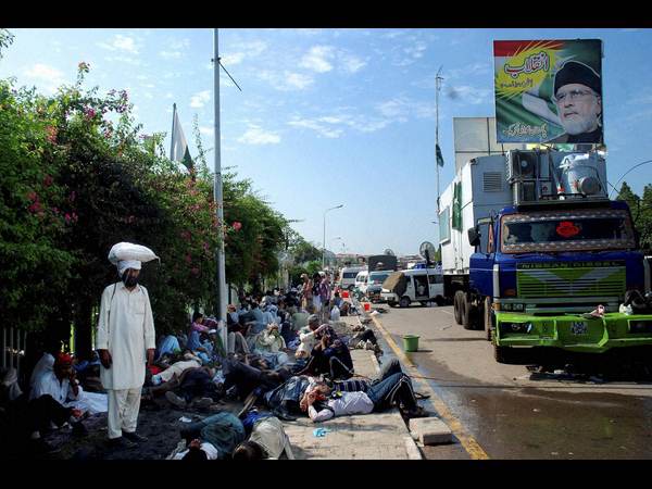 ఆందోళనలతో అట్టడుకుతున్న పాకిస్దాన్