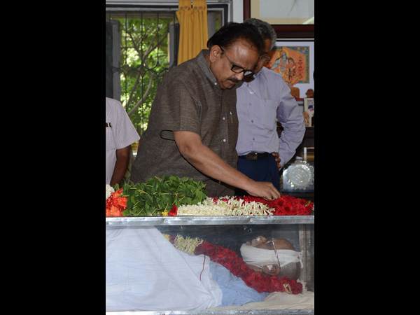 బాపు భౌతిక కాయం వద్ద...