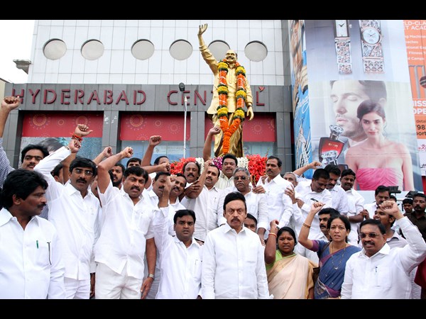 వైయస్ లేని లోటు..: జగన్ పార్టీ ఇలా.. (పిక్చర్స్)