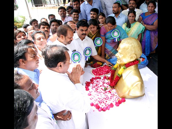  వైయస్ లేని లోటు..: జగన్ పార్టీ ఇలా.. (పిక్చర్స్)
