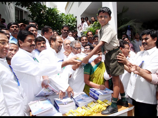 వైయస్ లేని లోటు..: జగన్ పార్టీ ఇలా.. (పిక్చర్స్)
