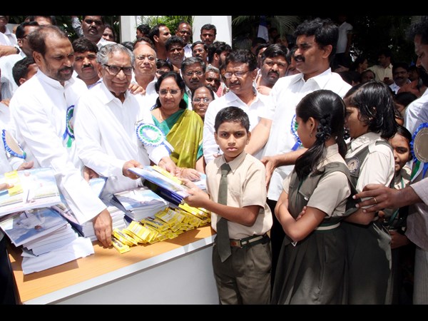 వైయస్ లేని లోటు..: జగన్ పార్టీ ఇలా.. (పిక్చర్స్)