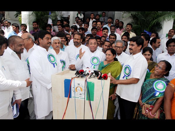 వైయస్ లేని లోటు..: జగన్ పార్టీ ఇలా.. (పిక్చర్స్)