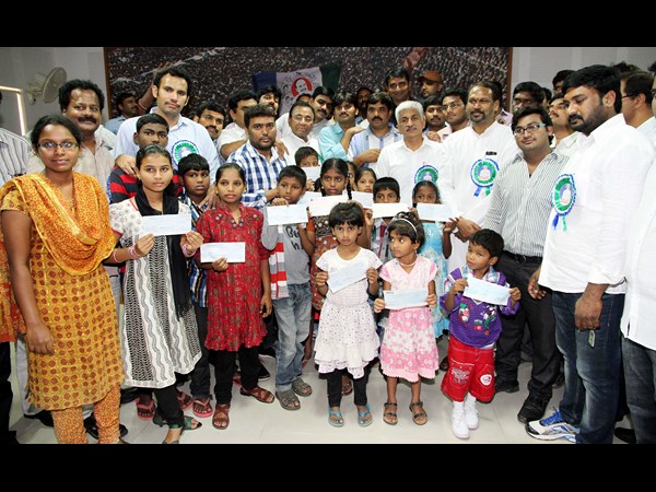 వైయస్ లేని లోటు..: జగన్ పార్టీ ఇలా.. (పిక్చర్స్)
