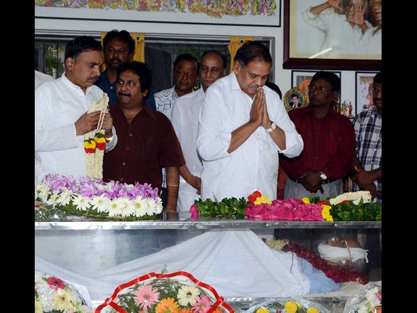 మండలి బుద్ధప్రసాద్ నివాళి