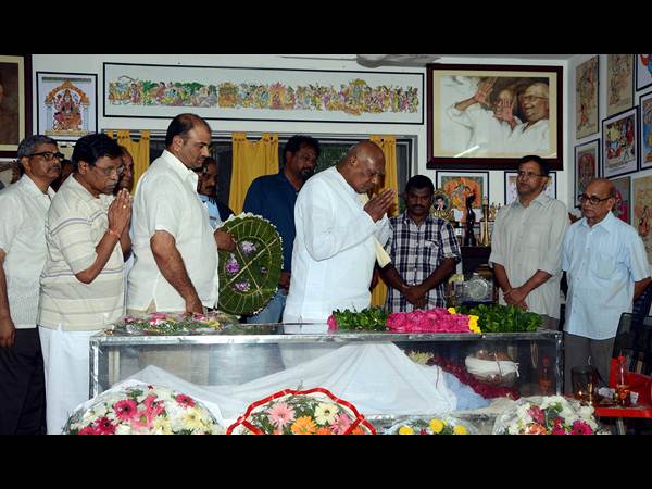 రోశయ్య నివాళి...