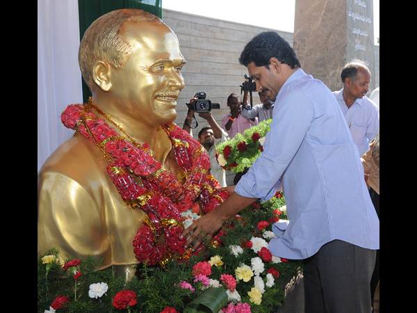 వైయస్ విగ్రహానికి పూలమాల వైయస్ విగ్రహానికి పూలమాల