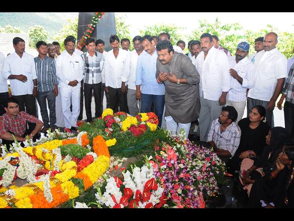 నాయకుల నివాళి నాయకుల నివాళి